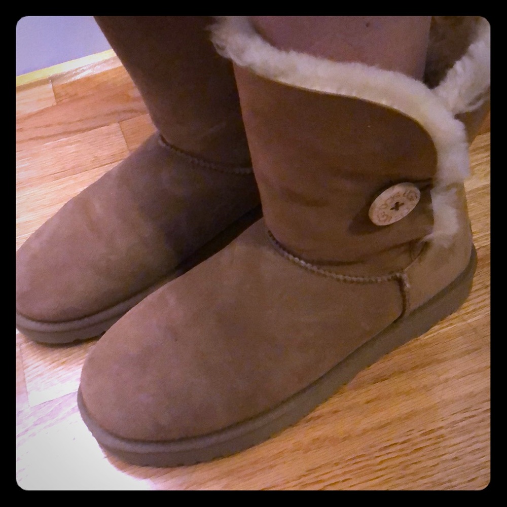 Women’s UGG Bailey Button Boot, size 10, chestnut